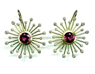 EARRING 956 - Garnets and Diamonds in 18k Yellow Gold