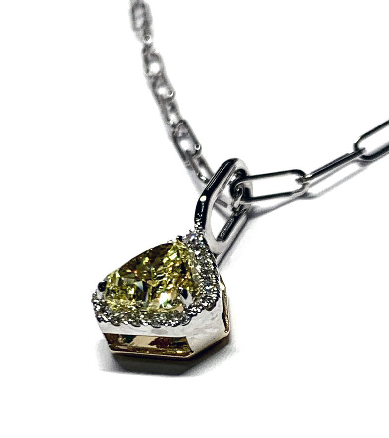 PENDANT 0747 Fancy Intense Yellow Diamond and White Diamonds in 18k