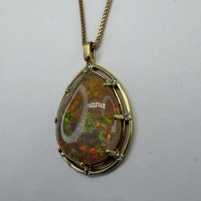 PENDANT 1056 - Opal and Diamonds in 18k Yellow Gold