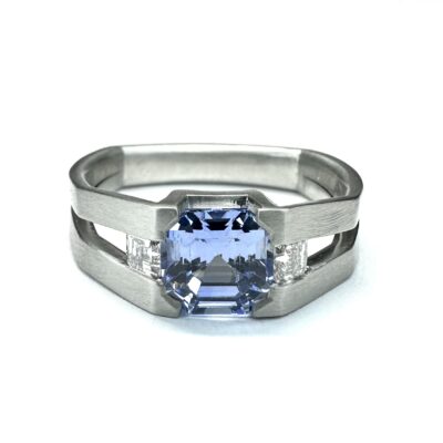 RING 0918 - Blue Sapphire and Diamonds in Platinum