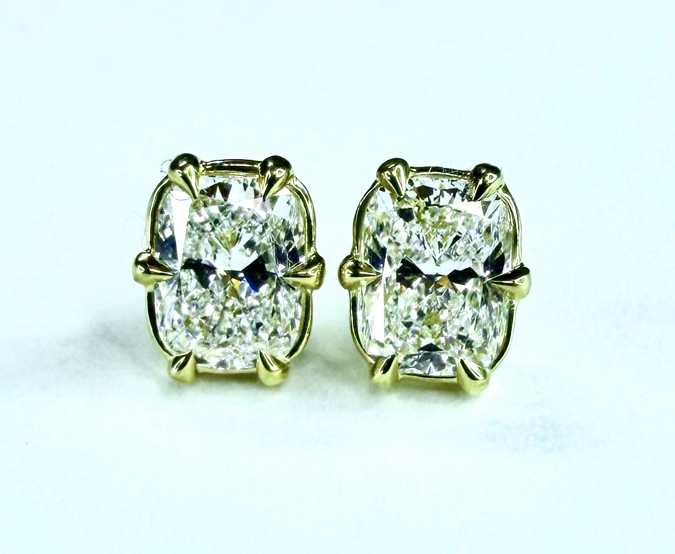 EARRING A-1043 - Diamonds in 18k Yellow Gold