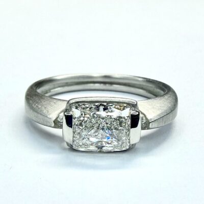 RING A-1122 - Diamond in Platinum