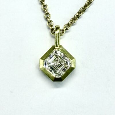 PENDANT 1059 - Asscher Cut Diamond in 18k Yellow Gold (w/chain)