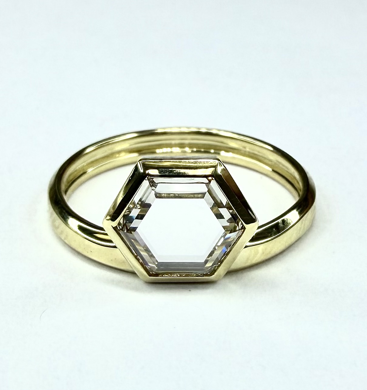 RING - A-1137 - Diamond in 18K Yellow Gold