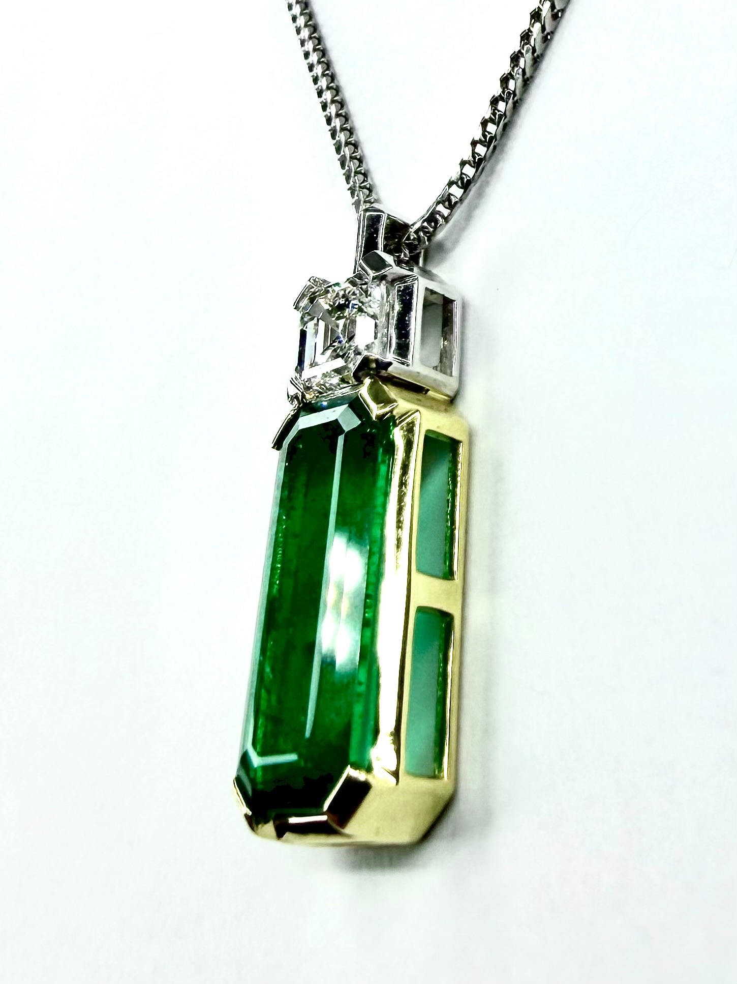 PENDANT 0974 - Emerald and Diamond in 18k Yellow and White Gold and Platinum (w/chain) - Image 2