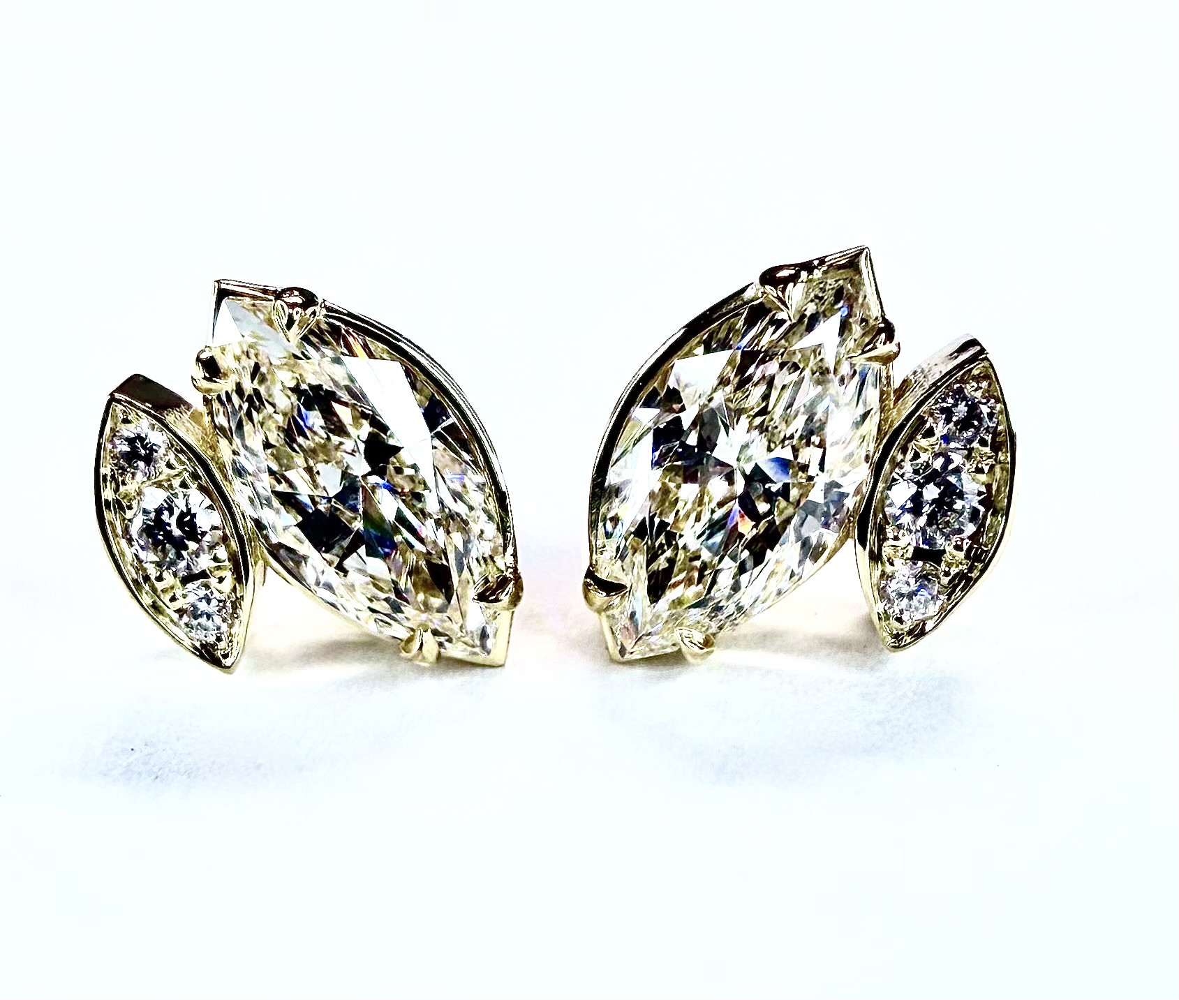 EARRING A-1139 - Diamonds in 18k Yellow Gold