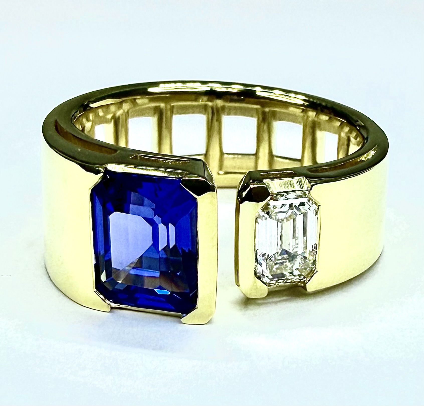 RING A-1131 - Tanzanite and Diamond in 18k Yellow Gold
