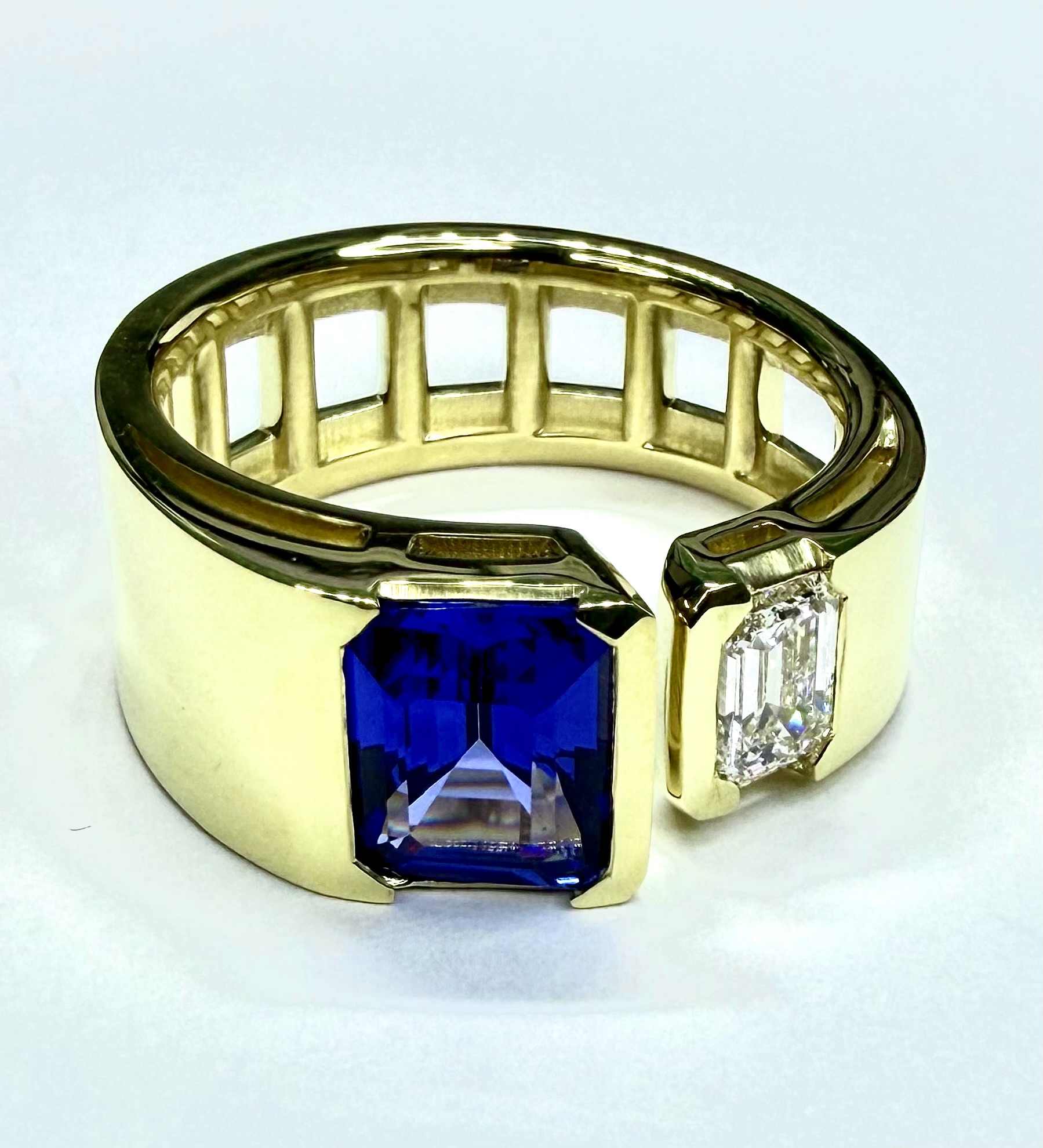 RING A-1131 - Tanzanite and Diamond in 18k Yellow Gold - Image 2
