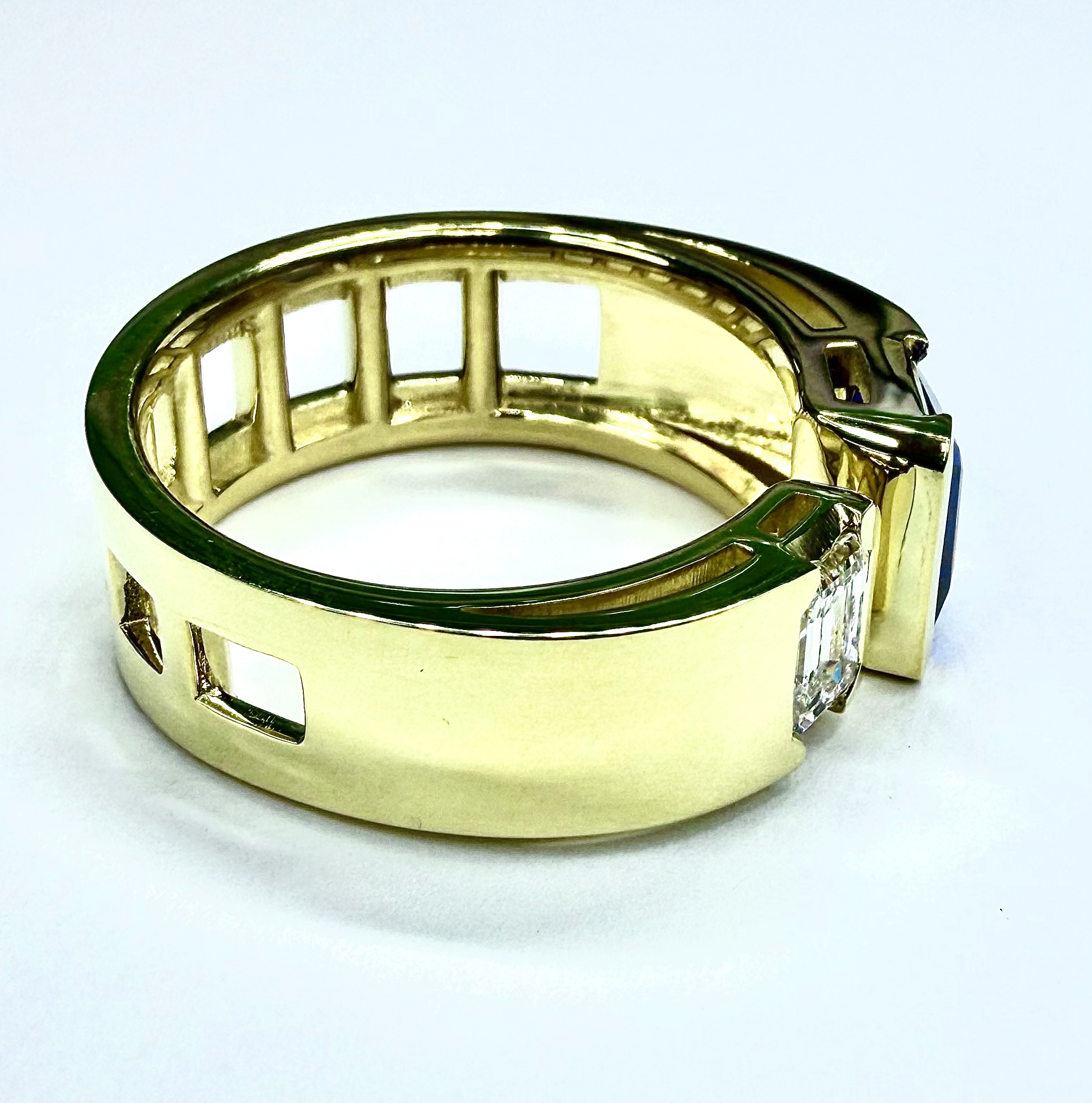 RING A-1131 - Tanzanite and Diamond in 18k Yellow Gold - Image 3